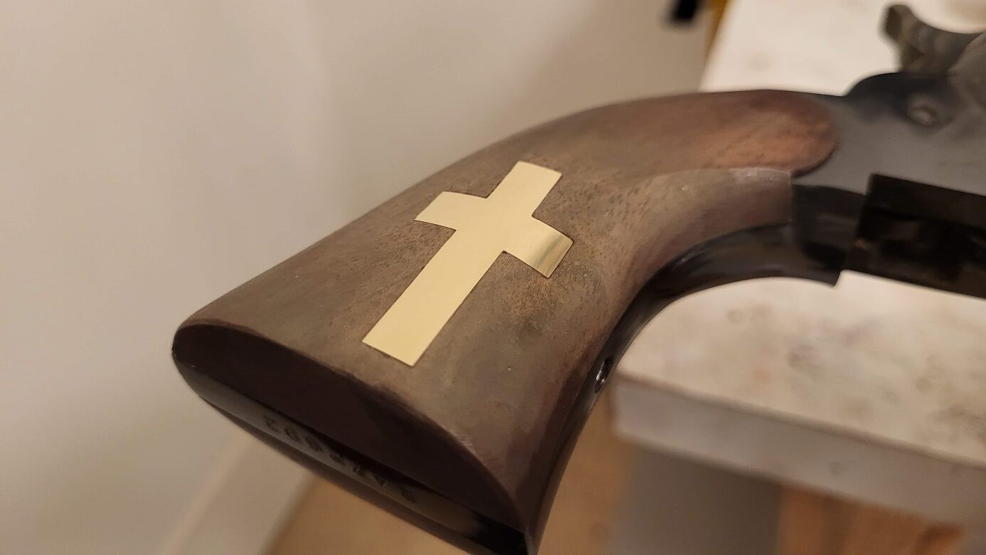 Une douille vide devenue croix de laiton