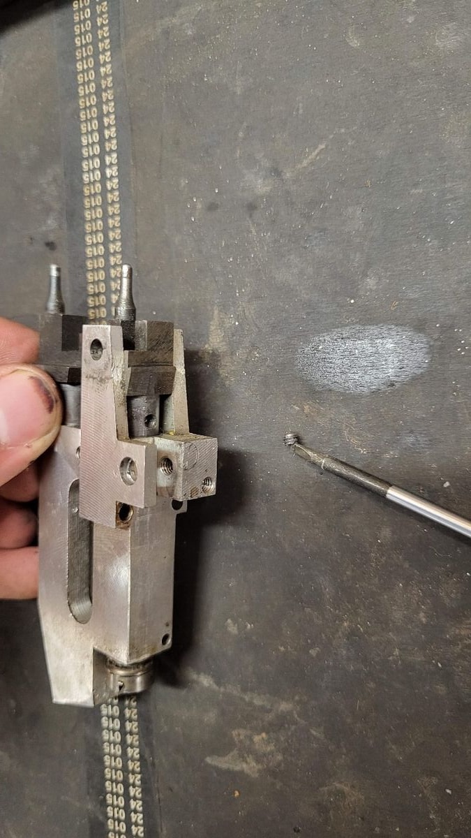 Le mécanisme de la bascule en cours de remontage