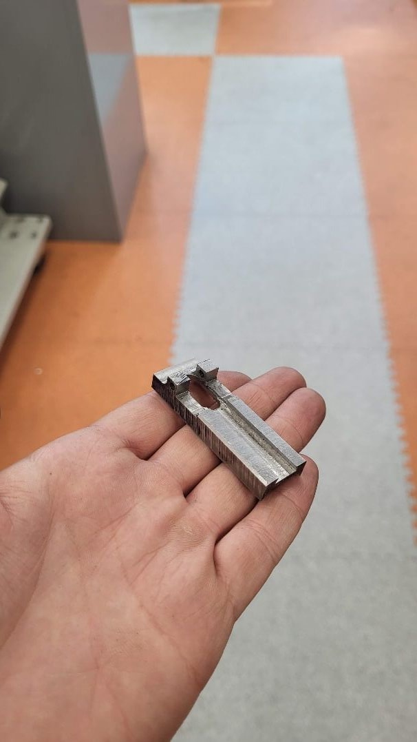 Les pièces usinées du prototype, en main