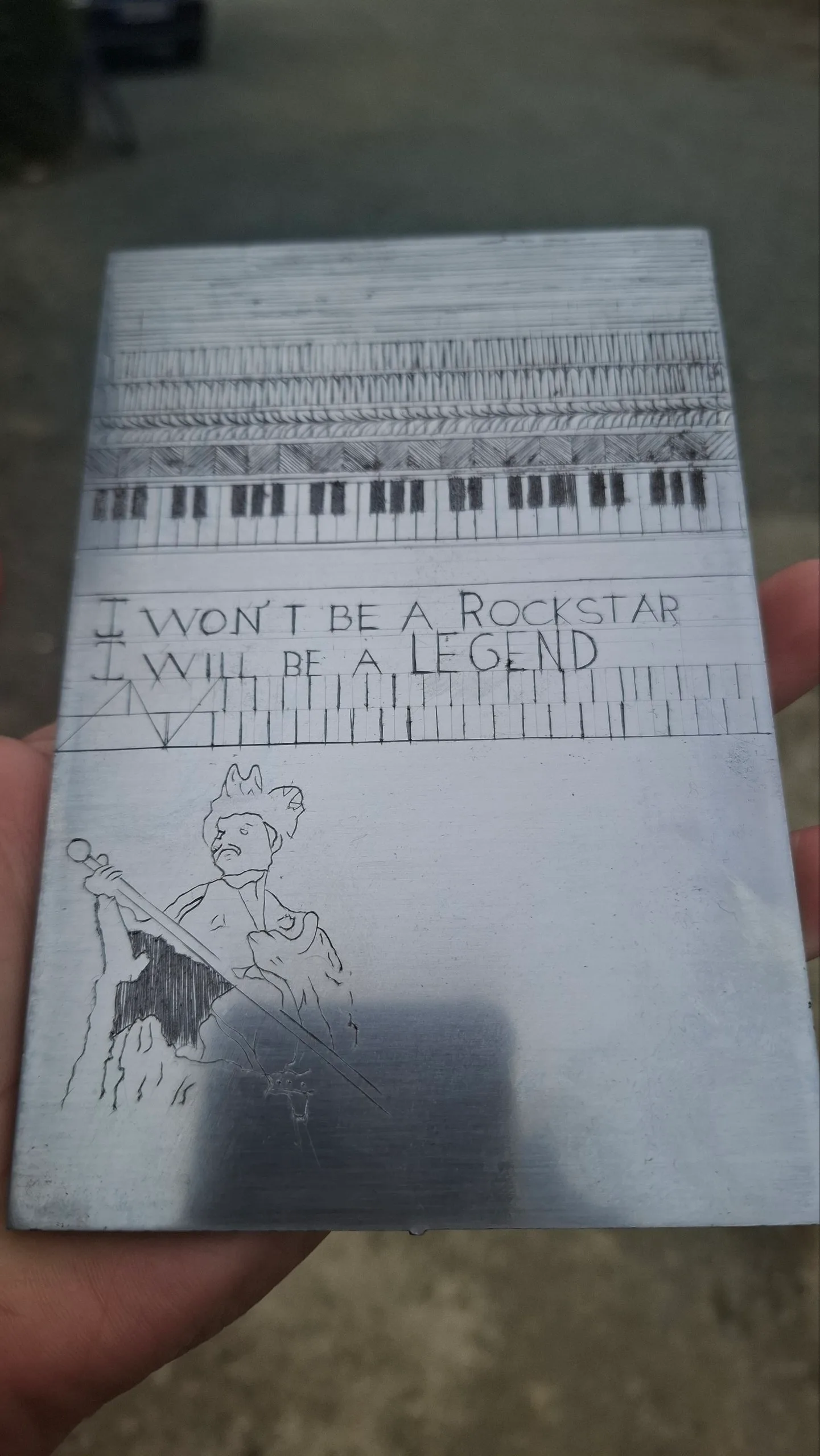La plaque d'essai de face : bandes, clavier, devise et silhouette